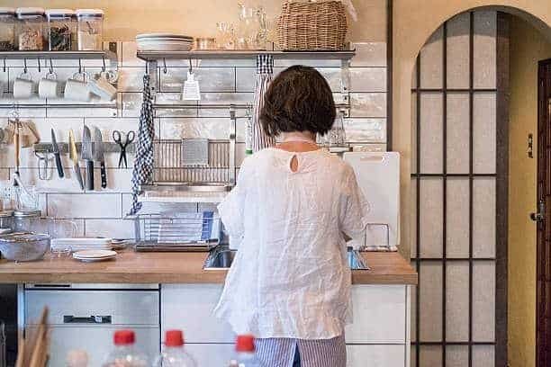 10 Simple and Efficient Organization Hacks for a small Kitchen 15