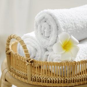 How to organize linen closet without shelves easily 1 Organized linen closet without shelves -Rolled towels